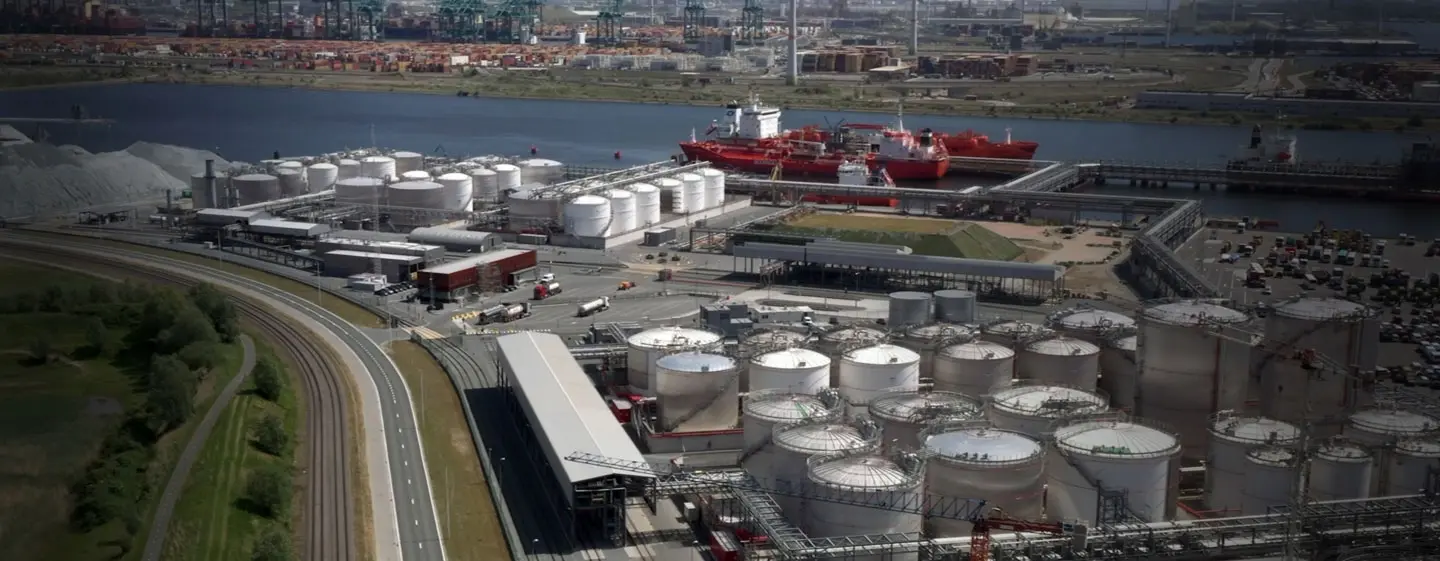 Tank farm: from the ship to the vessels and to the train loading